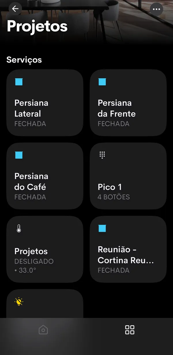 Cortinas, teclado Pico e luz do Lutron no app Crestron Home, cada um com o seu ícone e estado.
