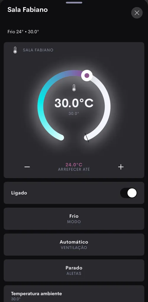 Tela do Sensibo no app Crestron Home, com termostato, modo, ventilação e aletas.
